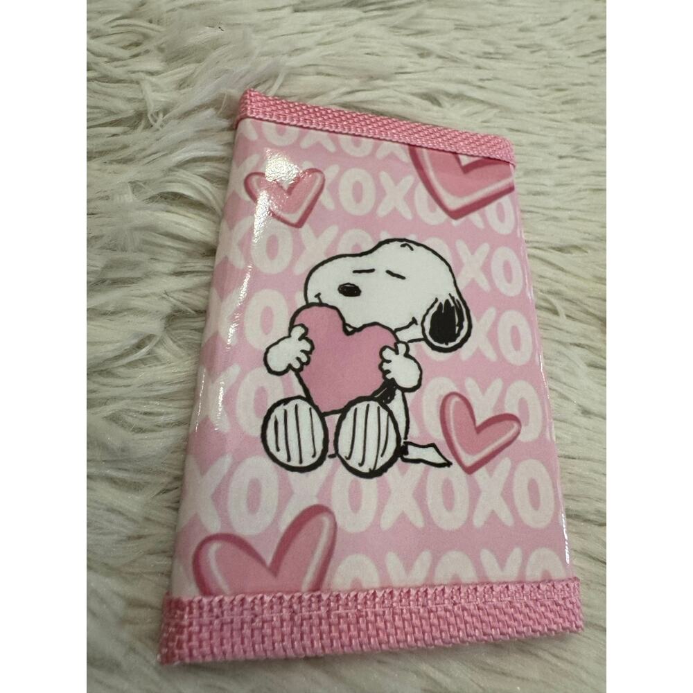 Pink Snoopy wallet with zipper heart and 'XOXO' pattern